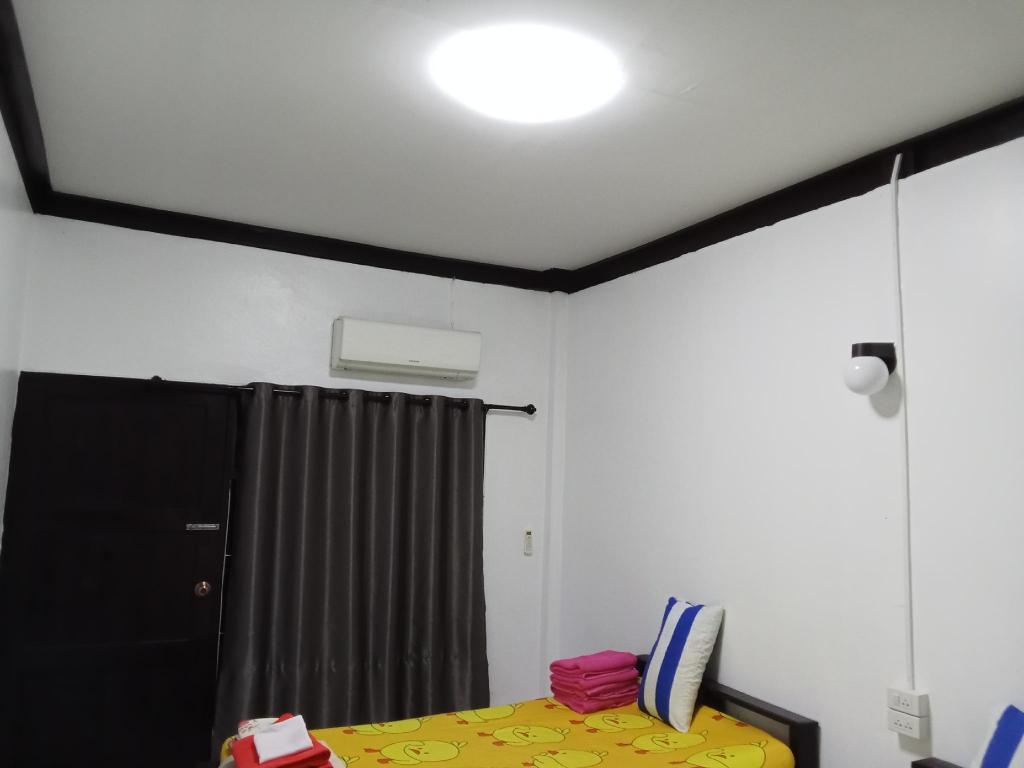 โรงแรมพิชัย2, Inn – Tron (photo 1)