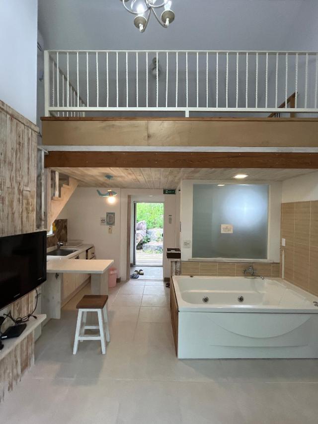 [복층 스파 / 개별 테라스 / 애견 운동장] 포마이코티지 3 / 숲속 집 cottage, Pension – Hoengsong (photo 2)