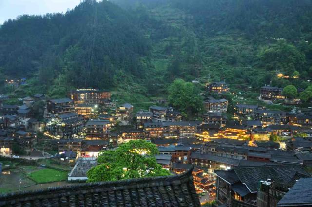 贵州西江千户苗寨景区里两室一厅两卫复式房吊脚楼木房带露台可住4人免费苗服体验含早景区里接送, Homestay – Qiandongnan (photo 5)