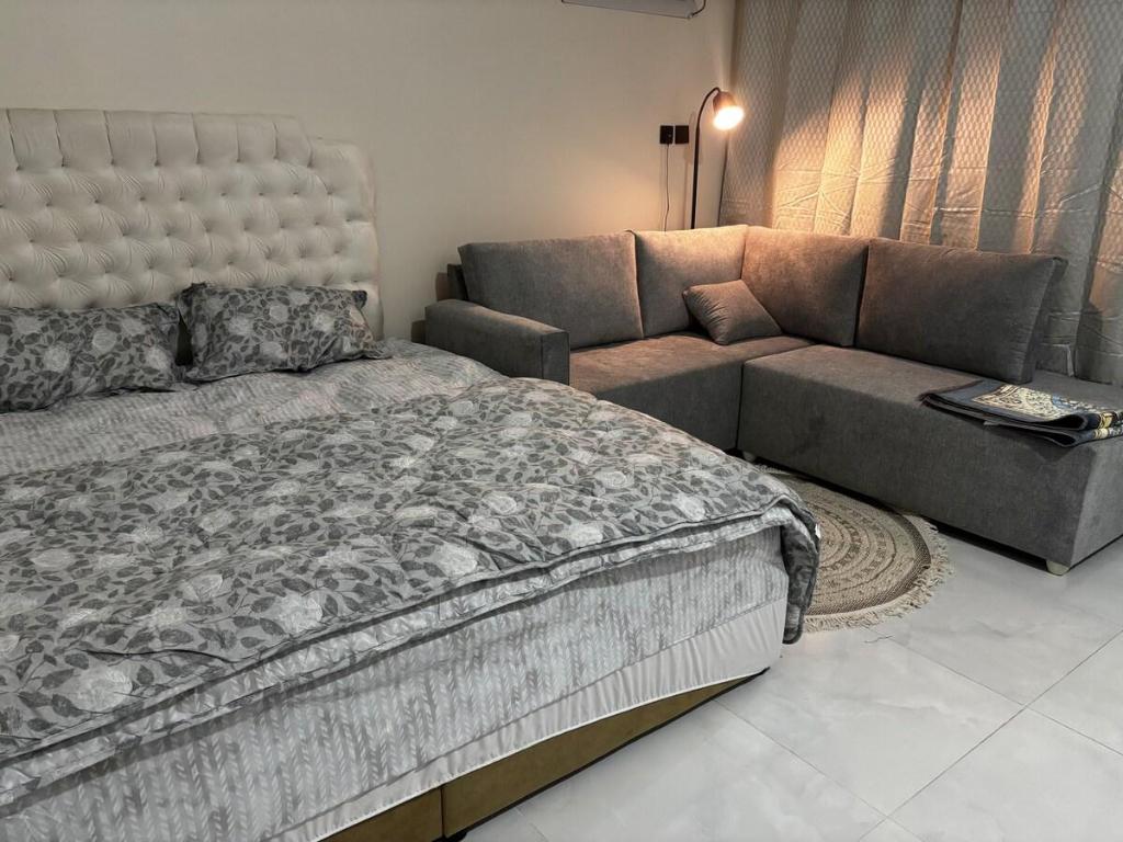 استديو انيق بدخول ذاتي بمطبخ #6, Villa & huis – Buraydah (foto 1)