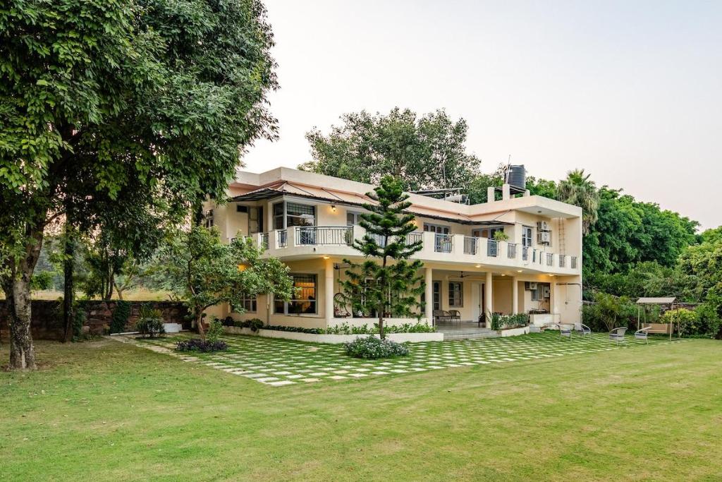 ( m²), 3 Schlafzimmer und 3 eigene Badezimmer in Nuh, Pension & B&B – Gurugram (Foto 1)