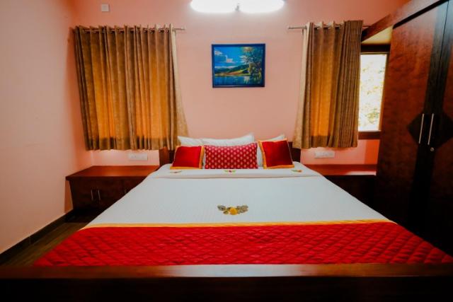 ( m²), 1 Schlafzimmer und 1 eigene Badezimmer in Arasinaguppe, Hotel – Chikmaglur (Foto 2)