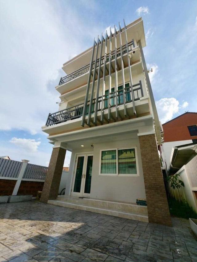 Maison avec 4 chambre(s) de 175 m² et 5 salle(s) de bains privée(s) à Vieille ville, Villa & maison – Chiang Mai (photo 4)