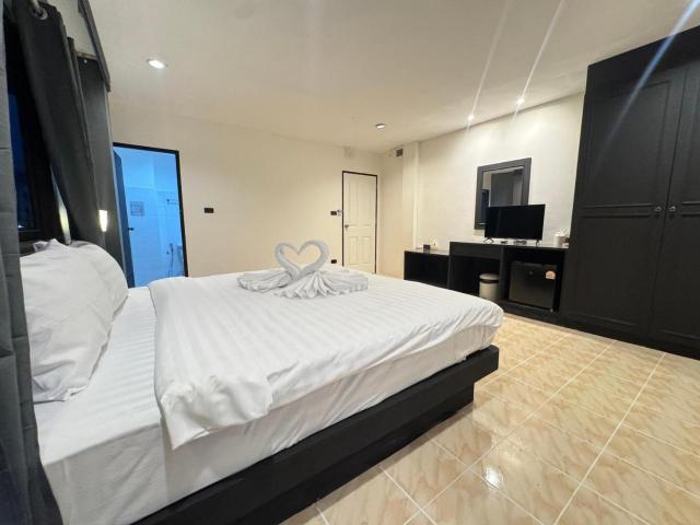 Chapter 26, Hotel – Phuket (photo 2)