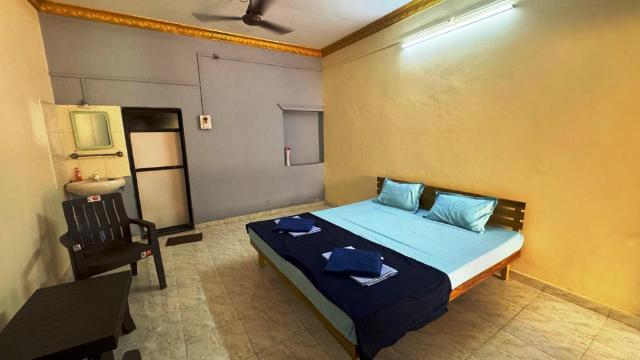 ( m²), 1 Schlafzimmer und 1 eigene Badezimmer in Devbag, Pension & B&B – Malvan (Foto 4)