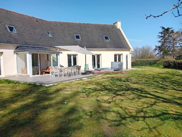 Large Tranquil Villa with Jacuzzi – Entire House, Saint-Renan