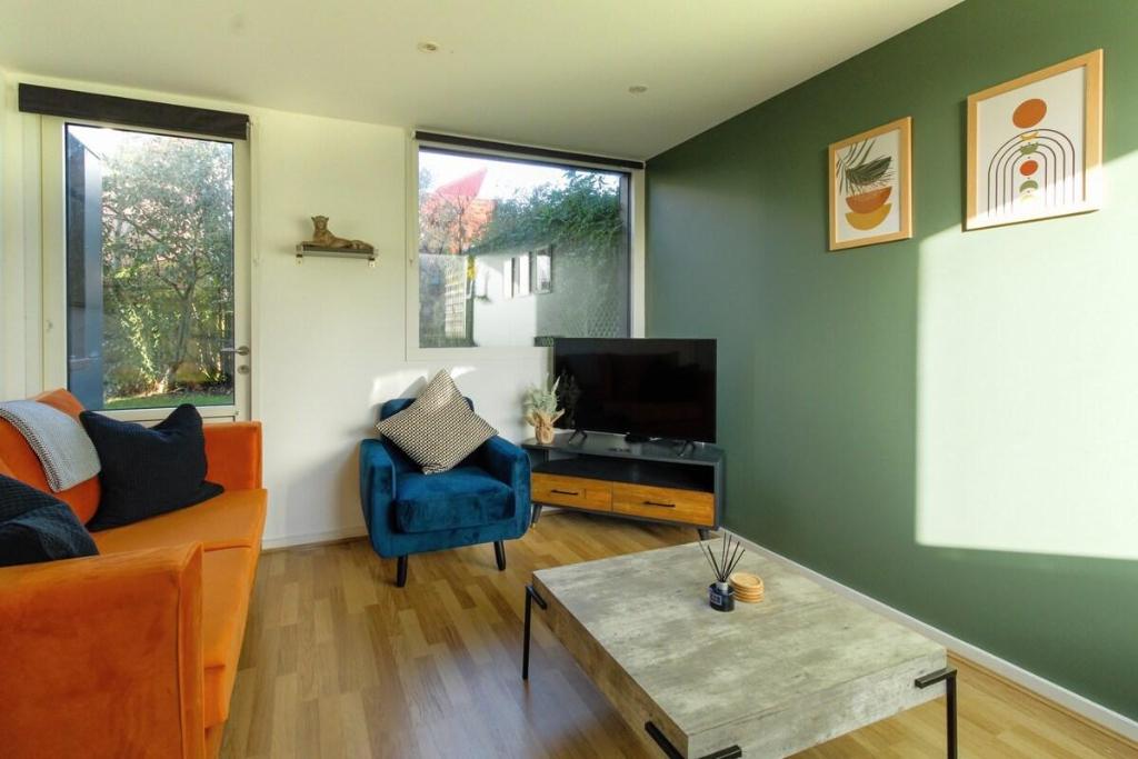Murphy Rd, Entire House – Milton Keynes (photo 1)