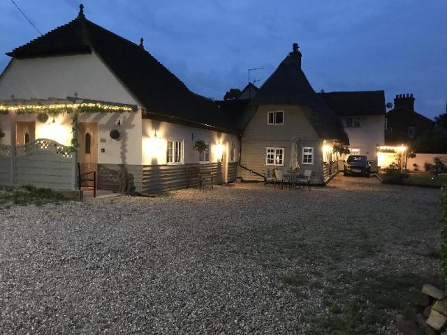 Old Thatch Bambers Green – Guesthouse/bed and breakfast, London