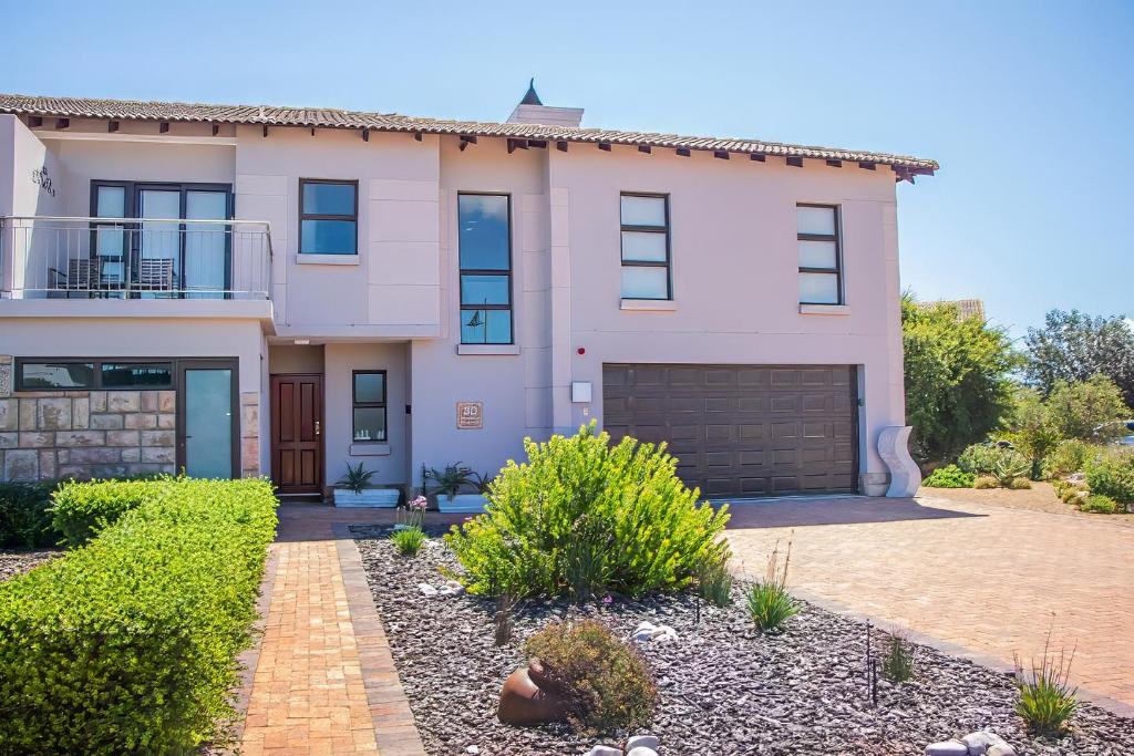 Haus (237 m²), 3 Schlafzimmer und 3 eigene Badezimmer in Langebaan Country Estate, Villa & Haus – Langebaan (Foto 1)