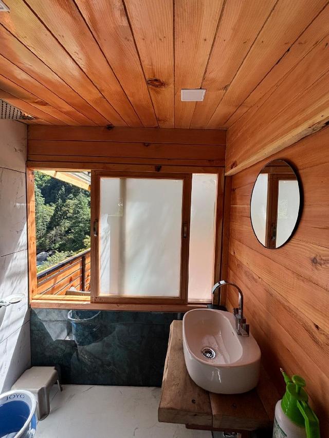 Casa di  m² con 1 camera(e) e 1 bagno(i) privato(i) in zona Kasol, Villa e casa – Kasol (foto 3)